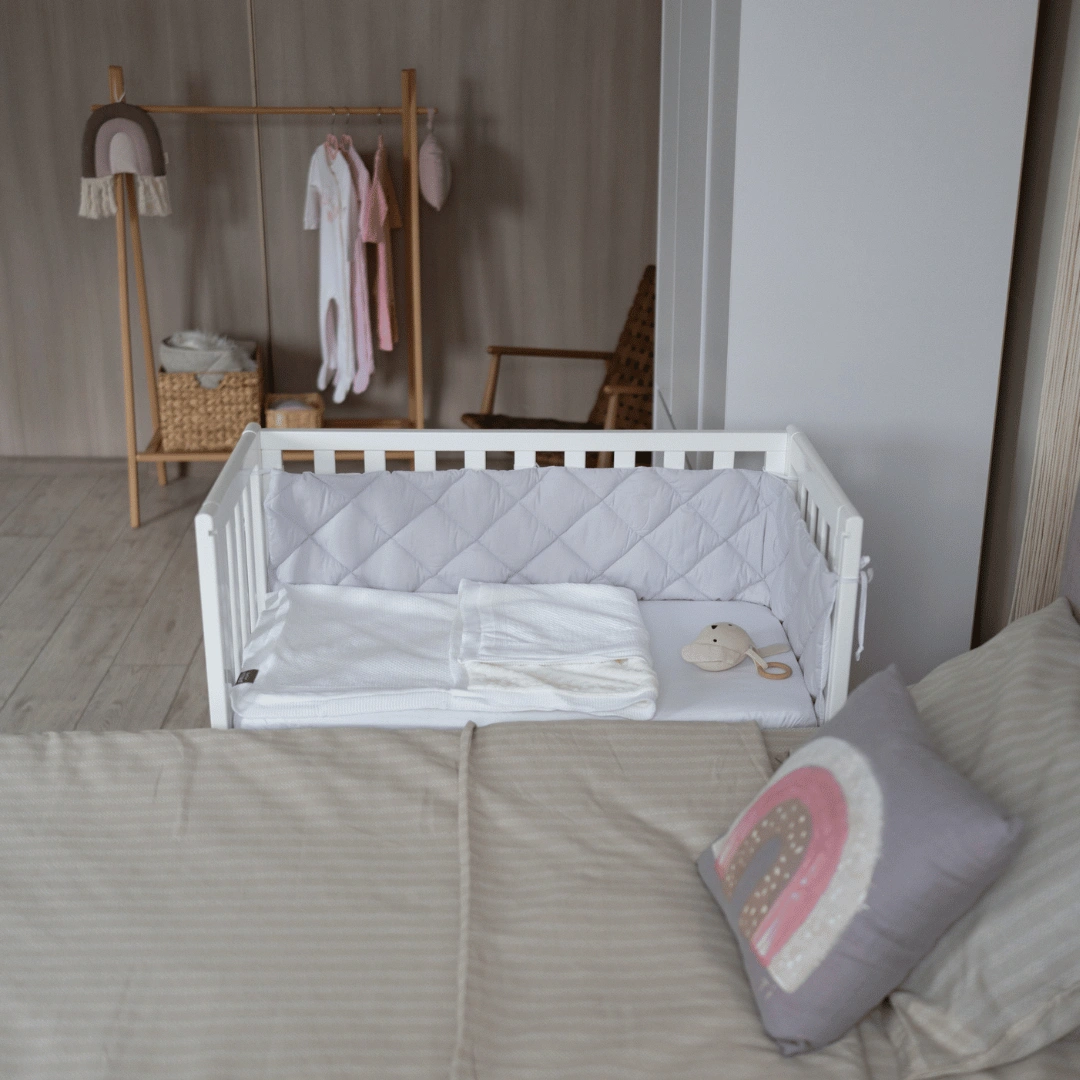 Dětská přístavná mini postýlka Lizzi Gekko Kids 90x45. S matrací a sadou ložního prádla